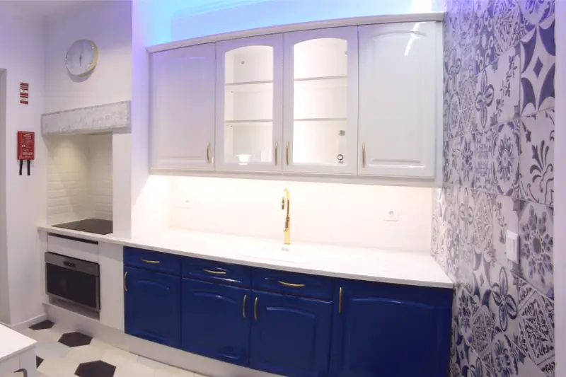 Bancada da cozinha com armários azuis e brancos