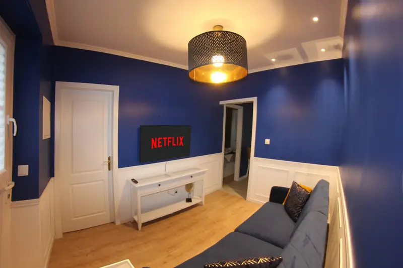 Sala com Smart TV e consola branca
